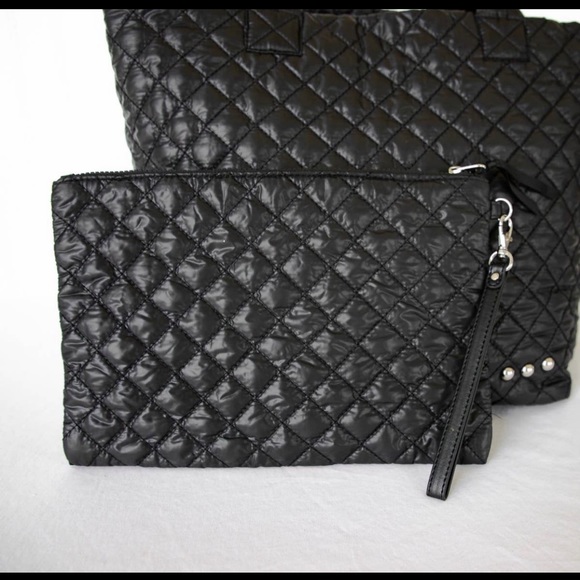QUILTED SOHO TOTE BAG IN BLACK WITH REMOVABLE WRISTLET POUCH - Picture 4 of 10